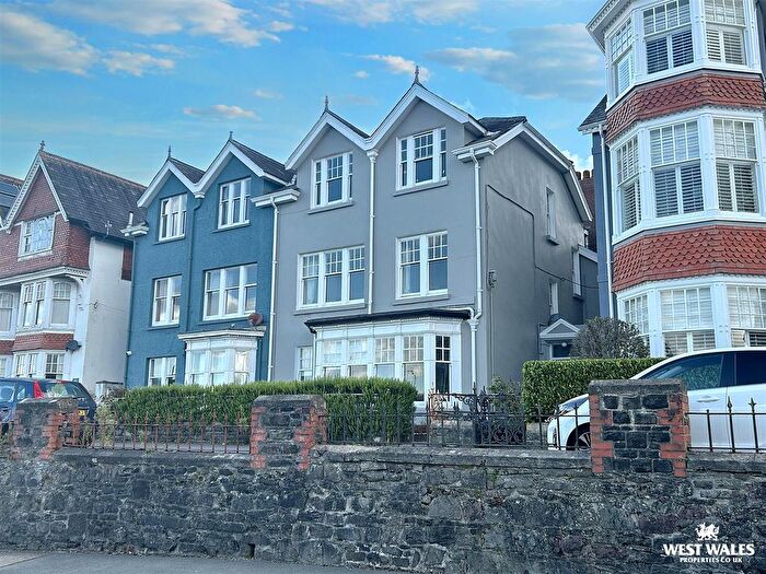 6 Bedroom Semi Detached House For Sale In Penllwyn Park, Carmarthen, SA31