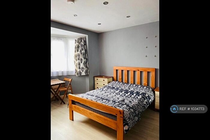 Studio To Rent In Highfield Avenue, London, NW11