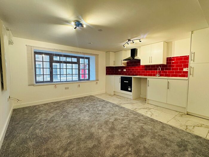 2 Bedroom Flat To Rent In Carmarthen, SA31