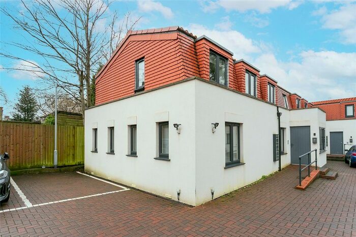 1 Bedroom Flat To Rent In Park Road, Bushey, Hertfordshire, WD23