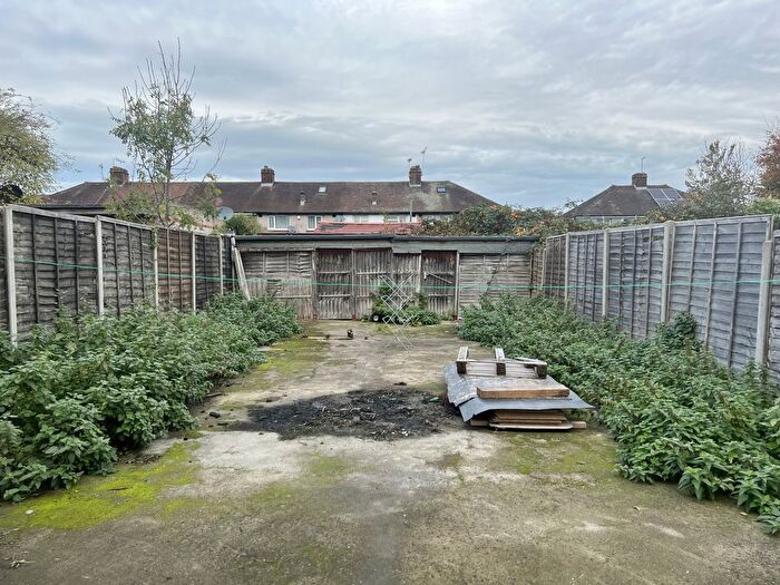 3 Bedroom Flat To Rent In Stoneleigh Avenue, Enfield, EN1