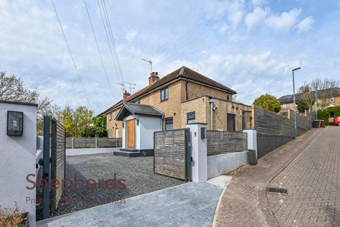 3 Bedroom Semi-Detached House For Sale In Ashley Road, Hertford, SG14