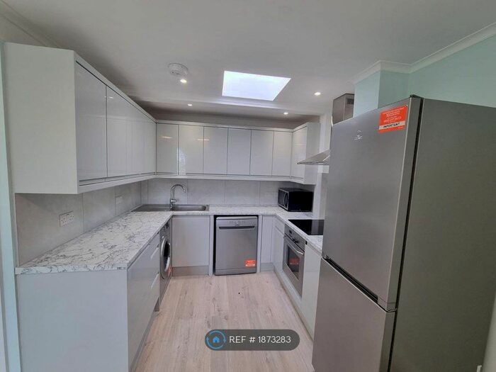 2 Bedroom Flat To Rent In Cambridge Gardens, London, W10
