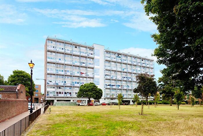 3 Bedroom Maisonette To Rent In Globe Road, London, E1