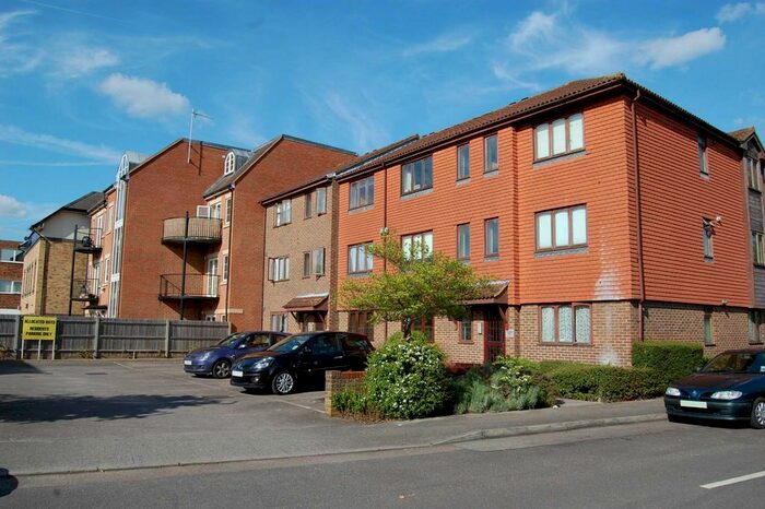 1 Bedroom Flat To Rent In High Street, Addlestone, KT15
