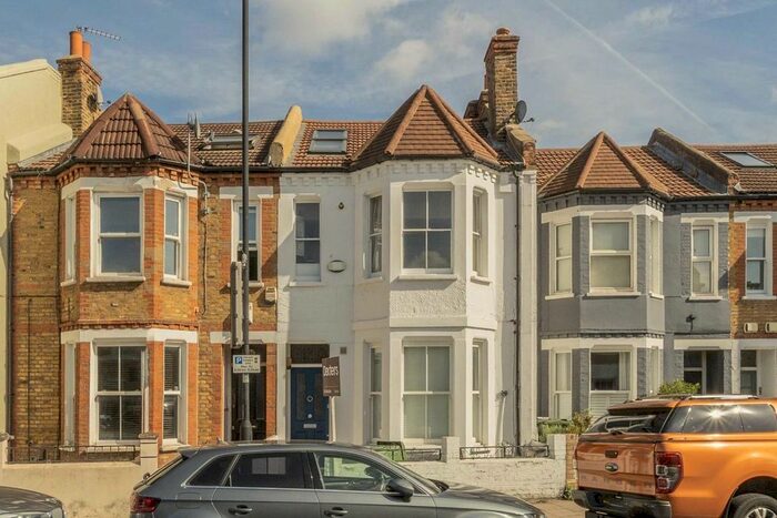 2 Bedroom Flat To Rent In North Street, London, SW4