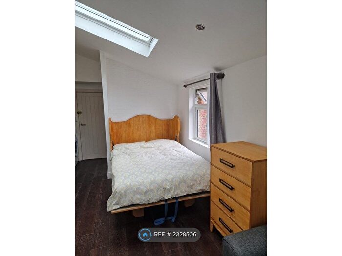Studio To Rent In Frobisher Road, London, N8