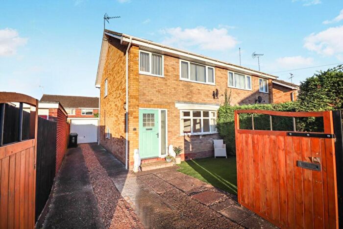 3 Bedroom Semi Detached House For Sale In Shakespeare Road, Rushden, NN10