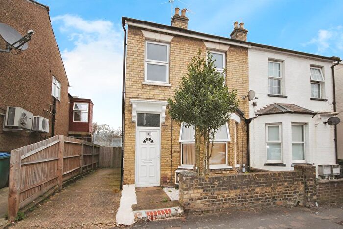 2 Bedroom Flat For Sale In Woodford Road, Watford, WD17