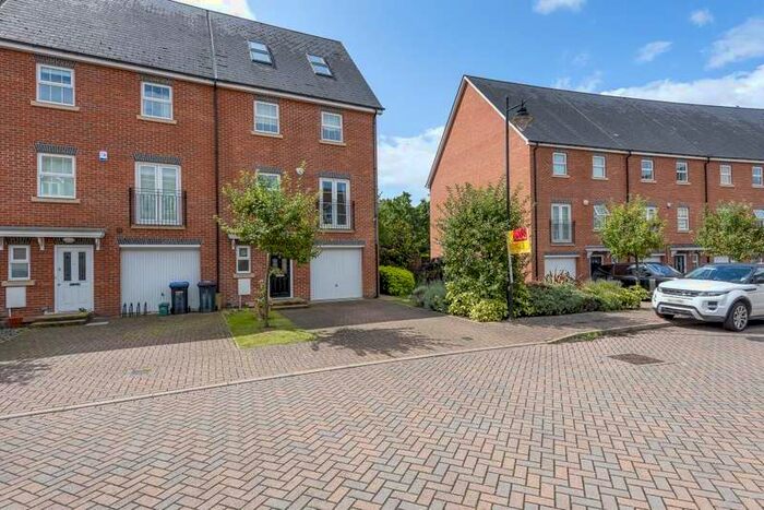 5 Bedroom Town House To Rent In Whitehill Place, Virginia Water, GU25