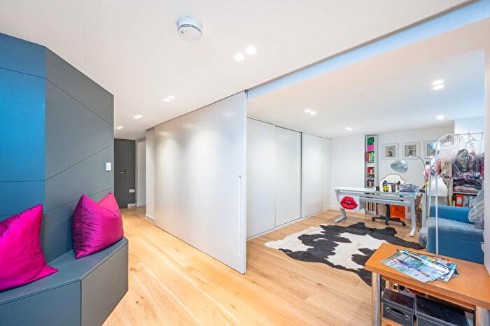3 Bedroom Flat For Sale In Belsize Avenue, Belsize Park, London, NW3