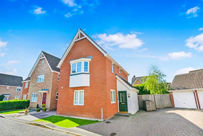 3 Bedroom Link Detached House For Sale In Hazel Close, Dunmow, Essex, CM6