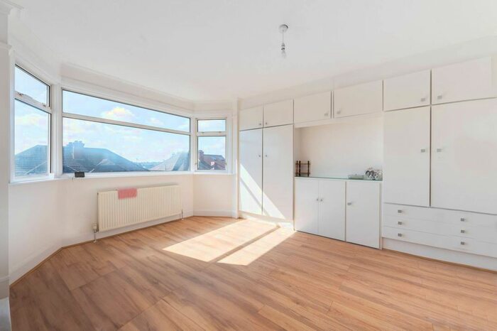 4 Bedroom Semi-Detached House To Rent In Dollis Hill Avenue, Gladstone Park, London, NW2