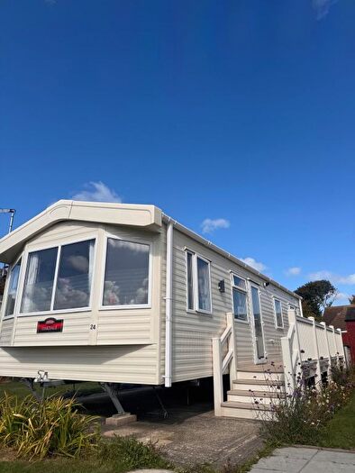 2 Bedroom Mobile/park Home For Sale In Faversham Road, Seasalter, Whitstable, CT5