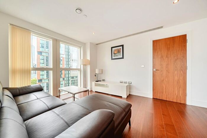 3 Bedroom Apartment For Sale In Lincoln Plaza London, E14