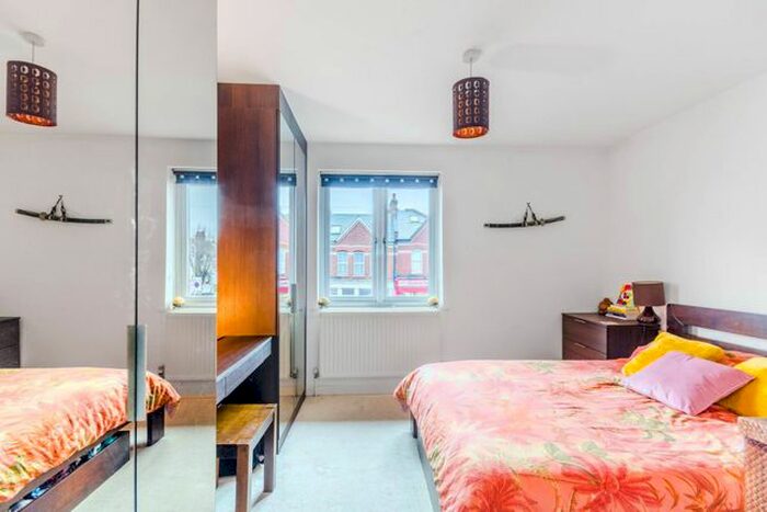 2 Bedroom Mews To Rent In Brudenell Road, Tooting, London, SW17