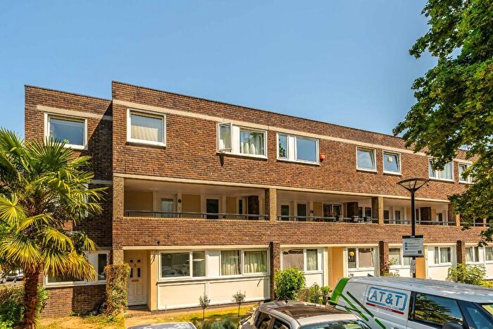 2 Bedroom Flat For Sale In Augustus Close, Brentford, TW8