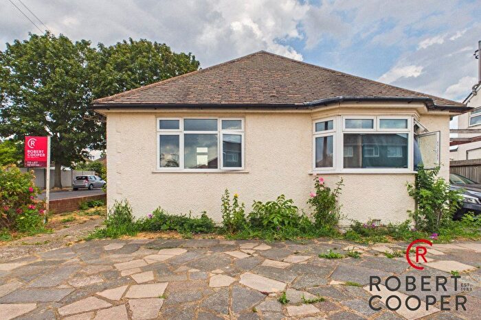 3 Bedroom Bungalow To Rent In Mahlon Avenue, Ruislip, HA4