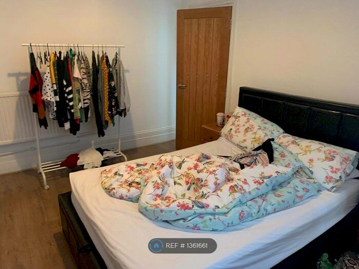 3 Bedroom Flat To Rent In Graces Road, London, SE5