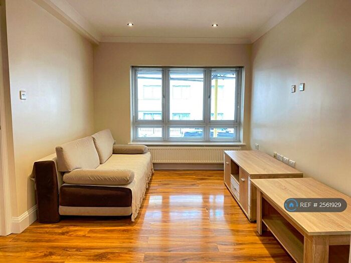 2 Bedroom Flat To Rent In Stoke Gardens, Slough, SL1