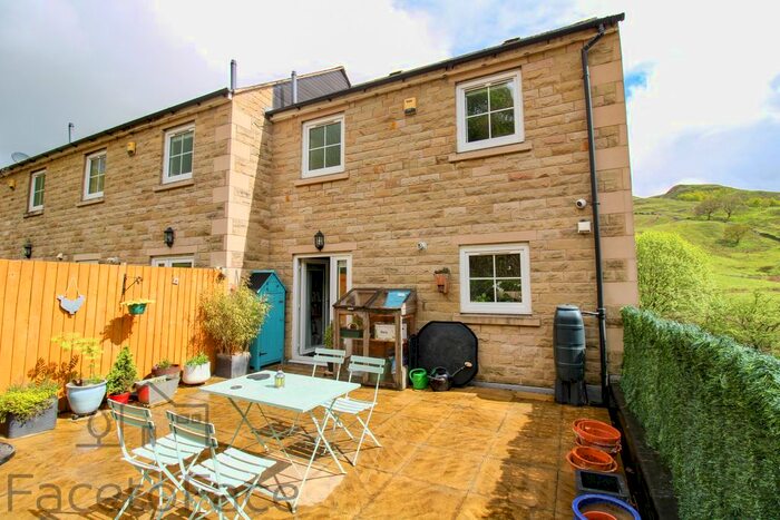 4 Bedroom Town House For Sale In Ivy Place, Portsmouth, Todmorden, OL14