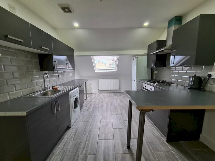 3 Bedroom Flat To Rent In City Road, Roath, CF24