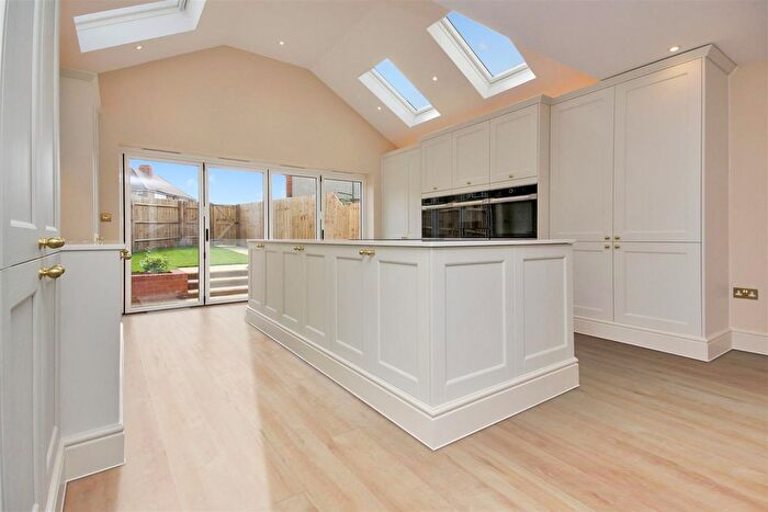 3 Bedroom Semi-Detached House For Sale In Westfield Avenue, Rushden, NN10