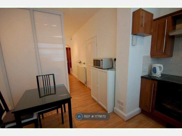 Studio To Rent In Foscote Road, London, NW4