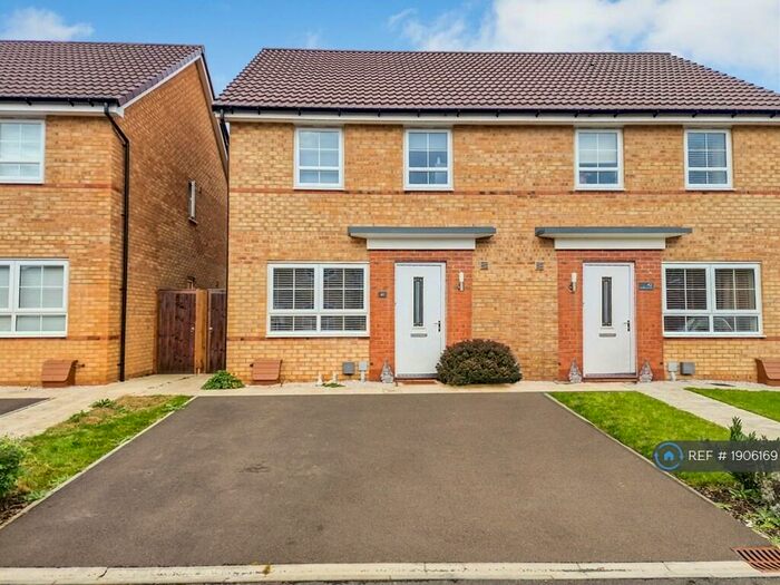 3 Bedroom Semi-Detached House To Rent In Halifax Road, Fernwood, Newark, NG24