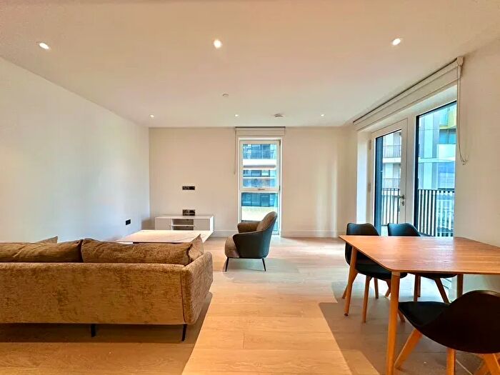 2 Bedroom Flat To Rent In Fountain Park Way, London, W12