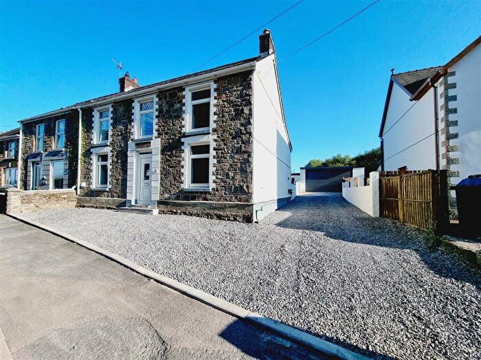 3 Bedroom Semi-Detached House For Sale In Hendre Road, Capel Hendre, Ammanford, SA18