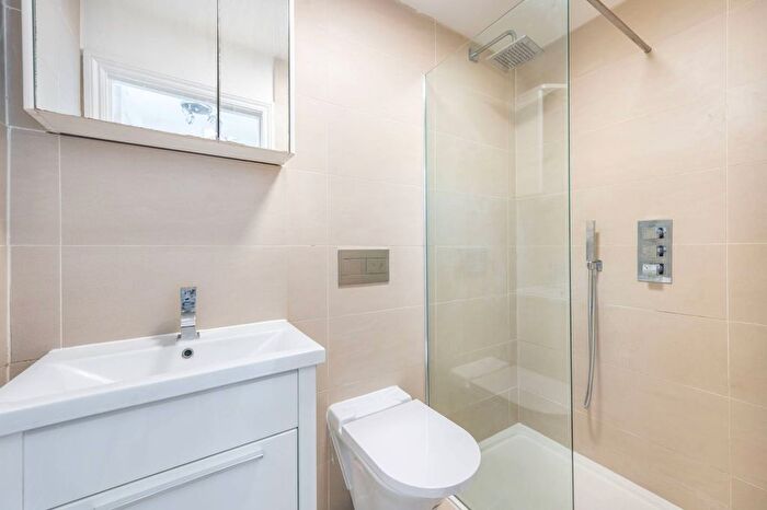 2 Bedroom Flat To Rent In Cambridge Gardens, North Kensington, London, W10