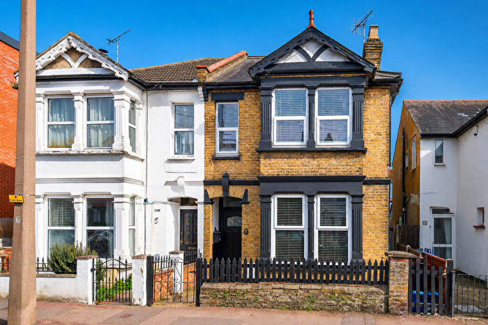 4 Bedroom Semi-Detached House For Sale In Cranleigh Drive, Leigh-on-sea, SS9