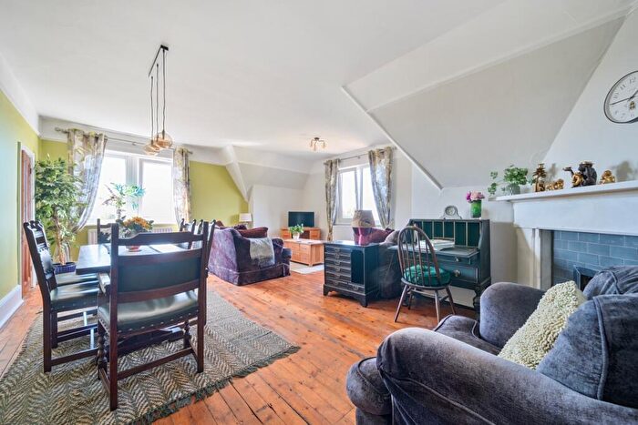 3 Bedroom Flat To Rent In Raglan Road Reigate, RH2