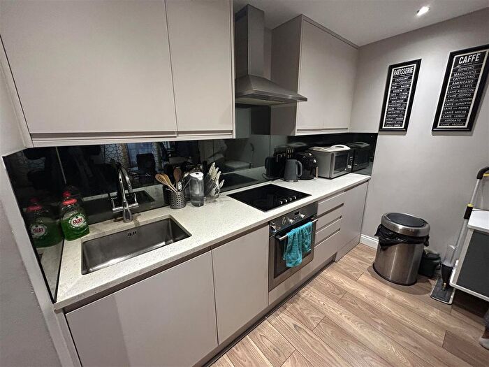 1 Bedroom Flat To Rent In Great West Road, Brentford, TW8