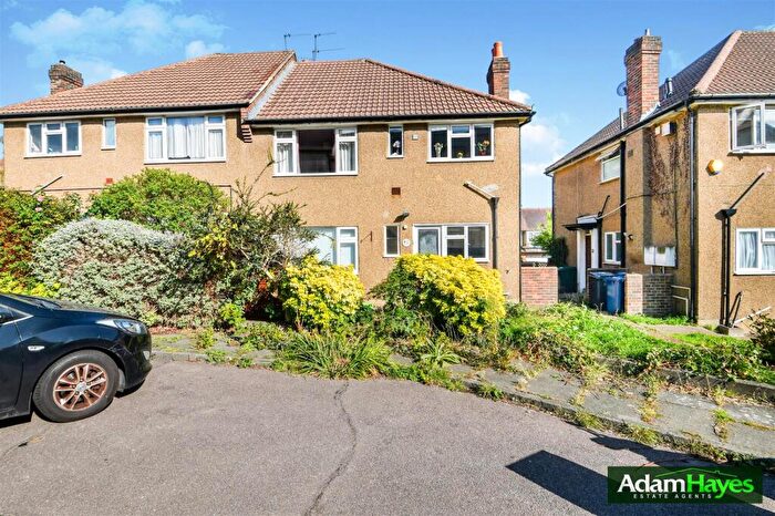 2 Bedroom Maisonette For Sale In Friern Park, North Finchley, N12