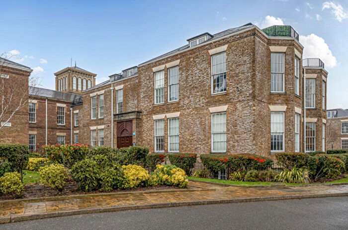 3 Bedroom Apartment For Sale In Royal Drive, Southgate, London, N11