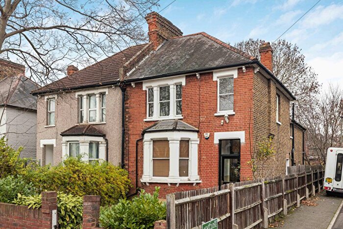 2 Bedroom Maisonette For Sale In Ash Grove, London, SE20