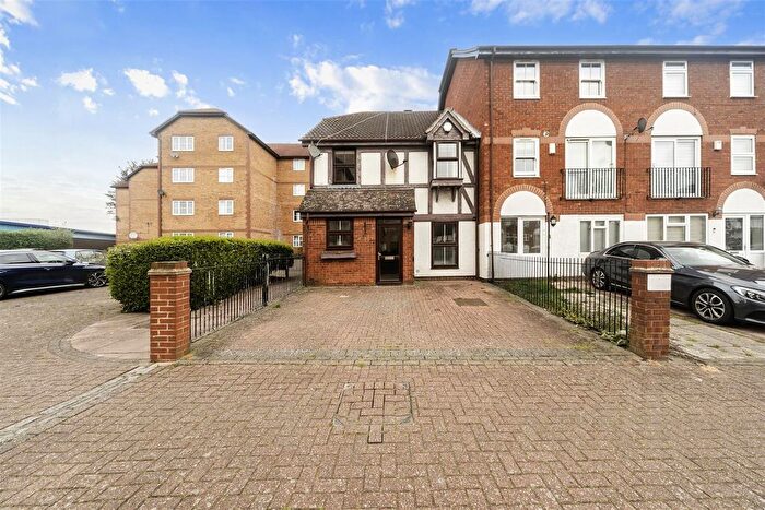 4 Bedroom End Terrace House For Sale In Kennet Square, Mitcham, CR4