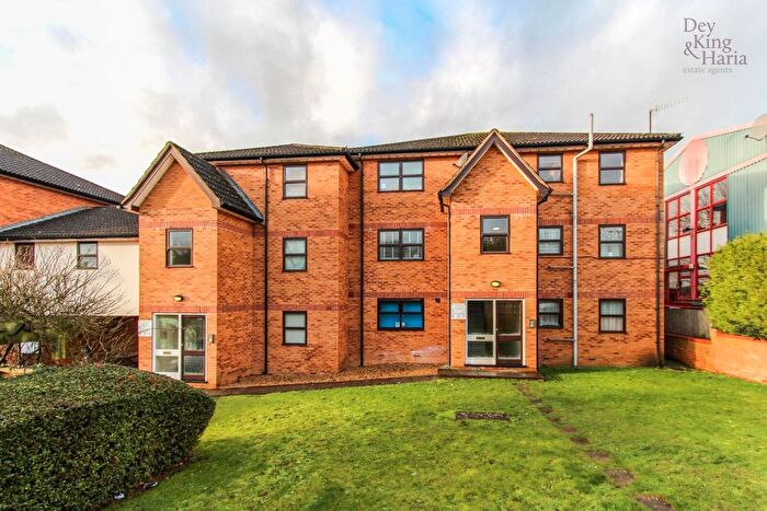 2 Bedroom Flat For Sale In Station Approach, Station Road, Kings Langley, Hertfordshire, WD4