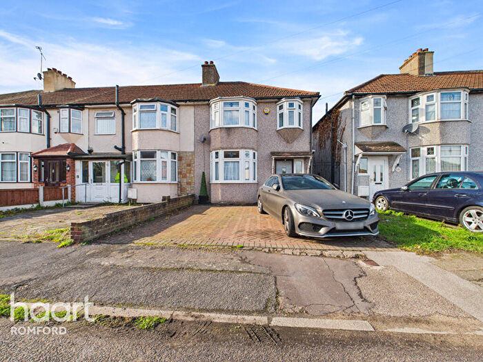 3 Bedroom End Of Terrace House For Sale In Southern Way, Romford, RM7