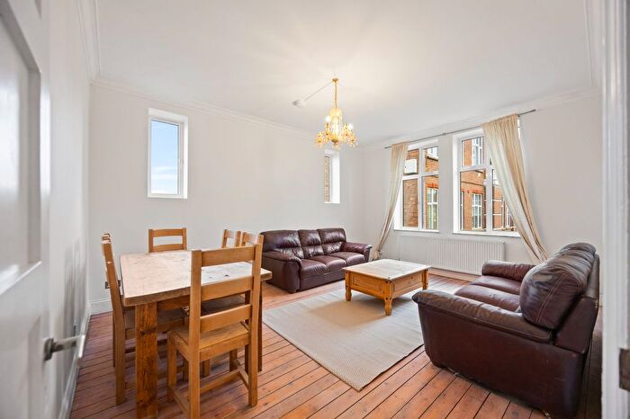 3 Bedroom Flat To Rent In Golders Green Road, Golderns Green, NW11