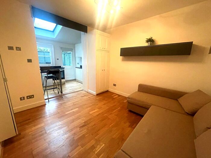 Studio To Rent In Finsbury Park Road, Finsbury Park, London, N4