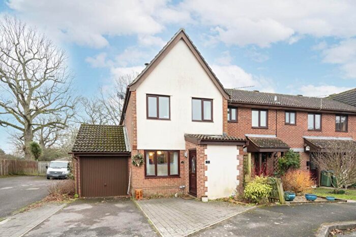 3 Bedroom End Of Terrace House For Sale In Oakapple Close, Horsham, RH13