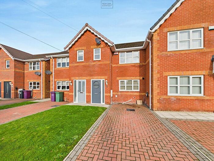 3 Bedroom Town House To Rent In Calver Avenue, North Wingfield, S42