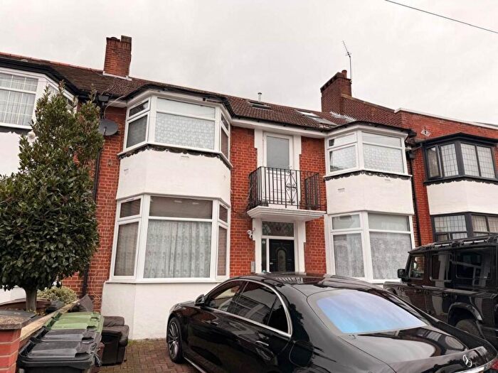 3 Bedroom Flat To Rent In Forest Drive West, Leytonstone, London, E11