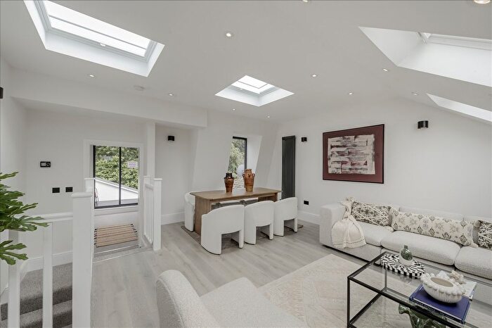 3 Bedroom Flat For Sale In Goodwin Road, Shepherd's Bush, W12