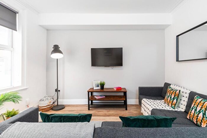 6 Bedroom House To Rent In Beamsley Mount, Leeds, LS6