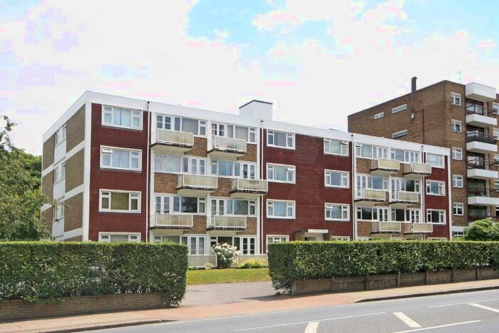 3 Bedroom Flat To Rent In Putney Hill, London SW15