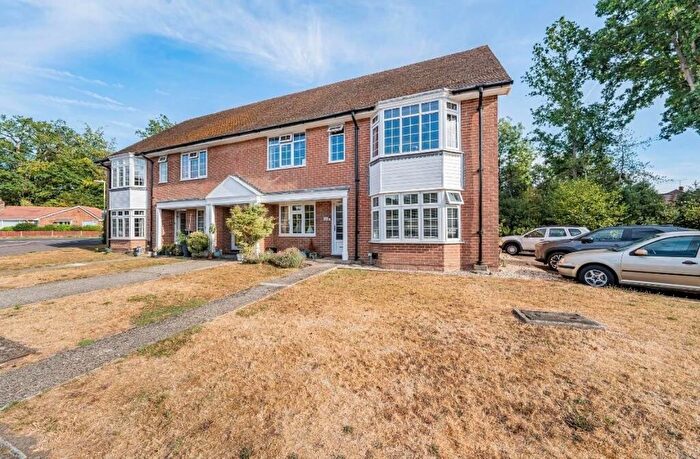 3 Bedroom Maisonette For Sale In Heathfield Court, Fleet, GU51